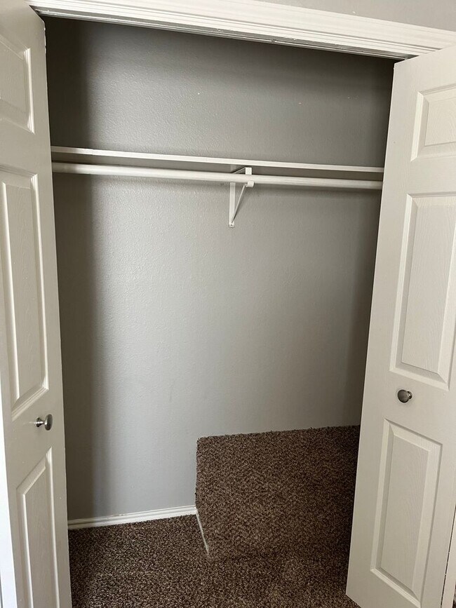 Building Photo - 2 Bedroom Townhome in Austin
