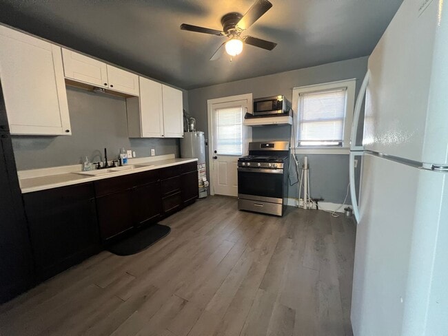 Building Photo - 2 Bedroom and 1 Bath Home