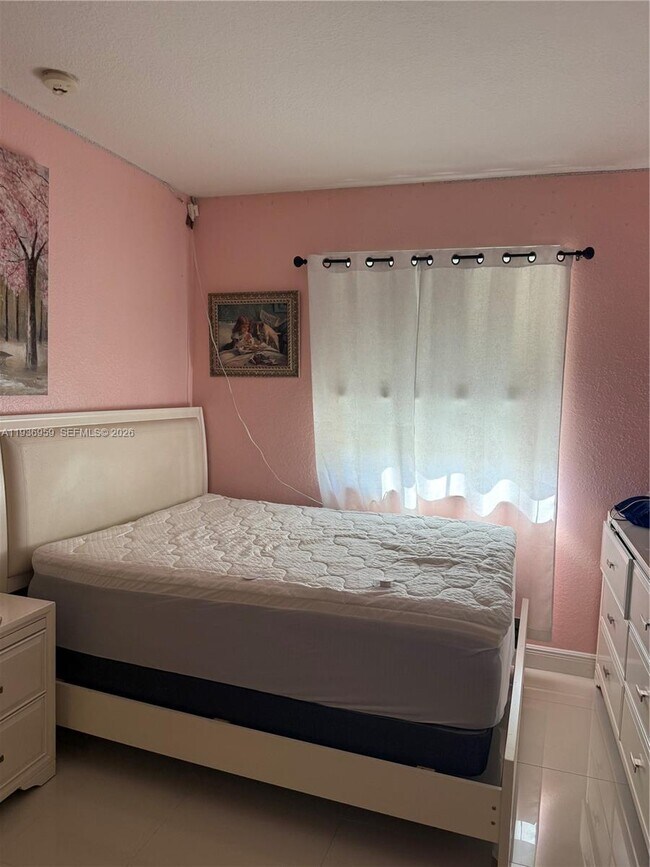 Building Photo - 3951 NE 13th Dr