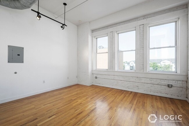 Building Photo - 159 W Broadway-304