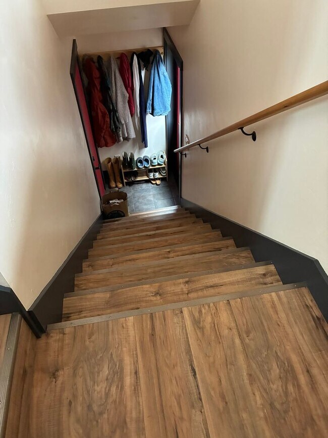 Building Photo - Charming and secluded Westside Bend apartment