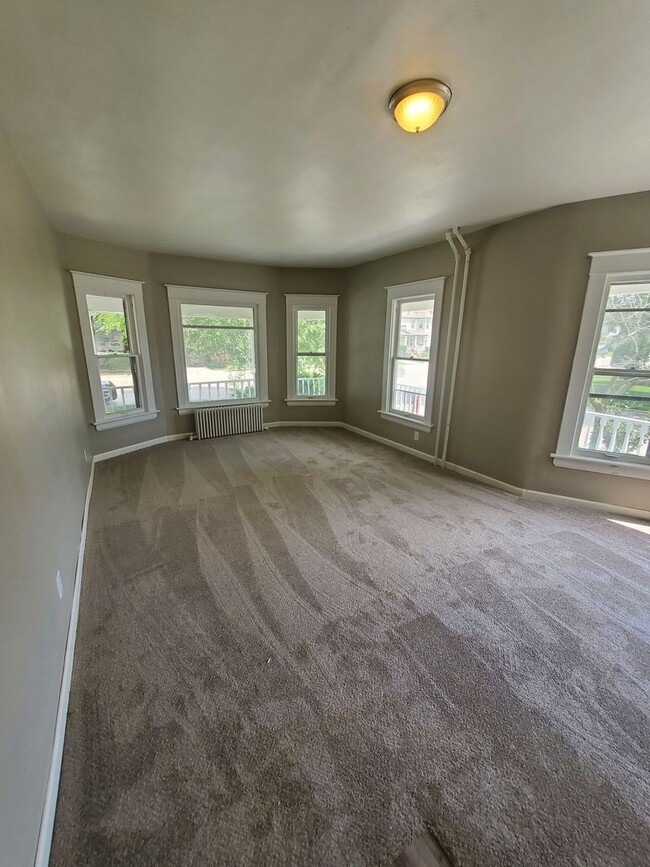 Building Photo - 4 Bedroom Single Family