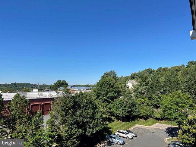 Building Photo - 1100 Quaker Hill Dr
