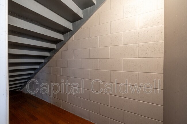 Building Photo - 1615 E fifth Ave