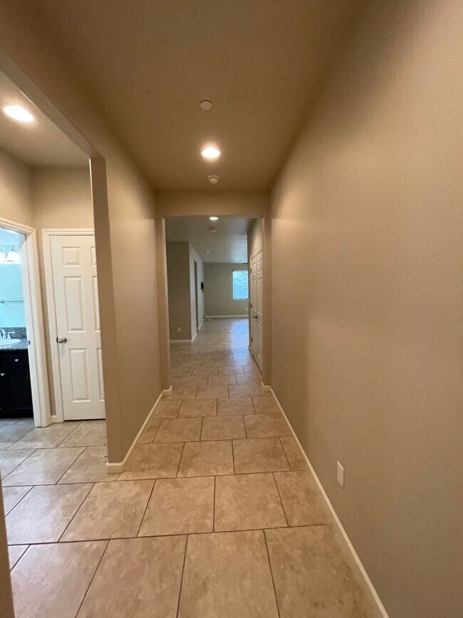 Building Photo - Lovely Clovis home, coming soon!