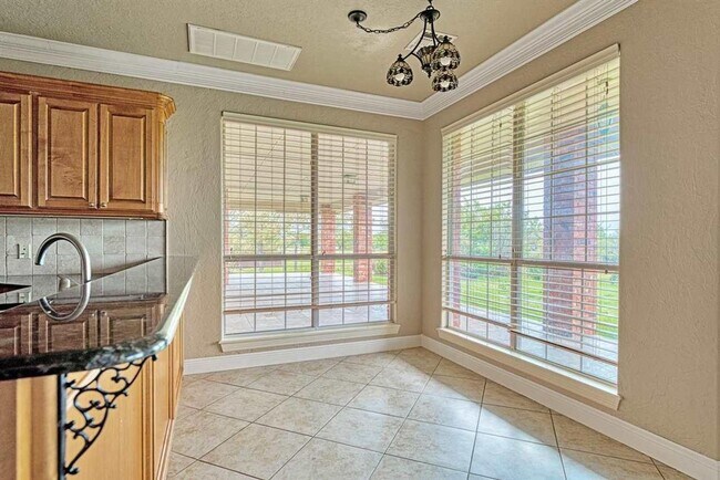 Building Photo - Amazing Home in Desirable Location