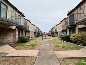 Building Photo - 3808 Landmark Dr