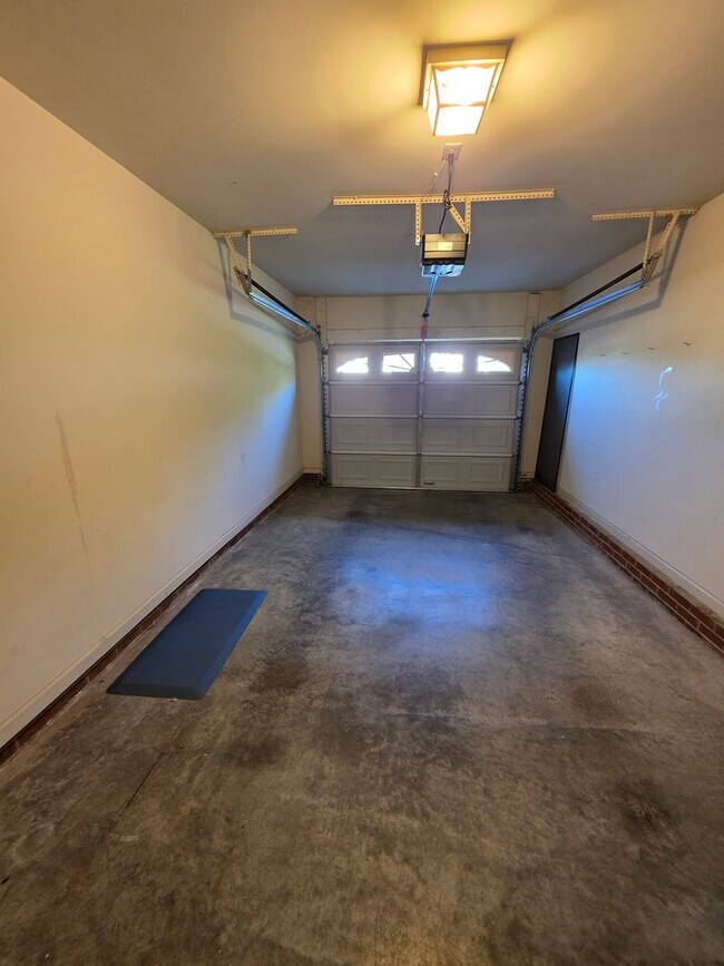 Building Photo - 3 BR Townhome in north High Point!