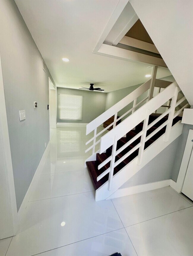 Building Photo - 320 Sunshine Dr