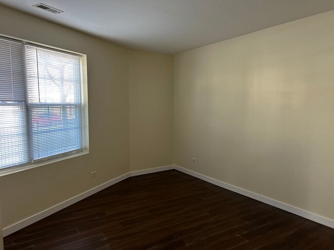 Building Photo - 7441 N Rogers Ave