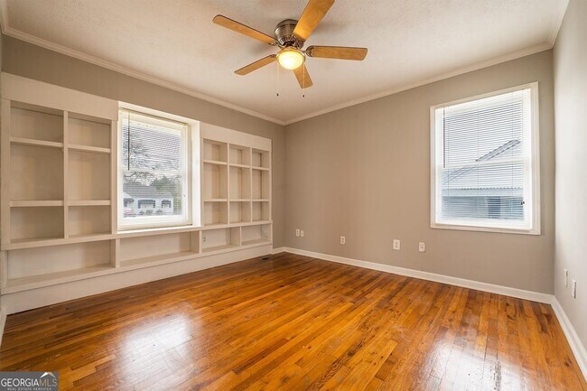 Building Photo - 8449 Fairview Dr