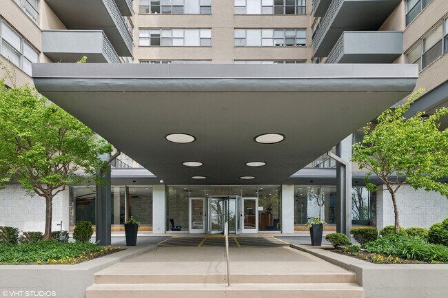 Building Photo - 6301 N Sheridan Rd