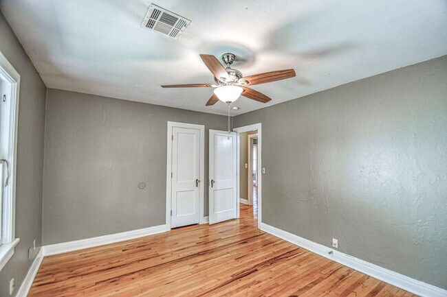 Building Photo - Charming Campus Home!