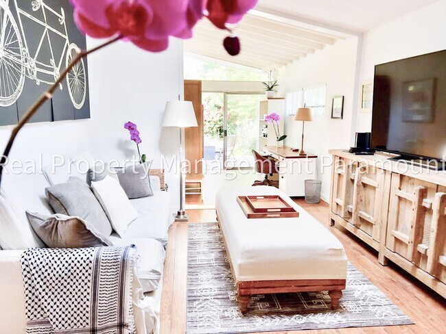 Building Photo - Furnished Brentwood Hills Retreat with Tim...