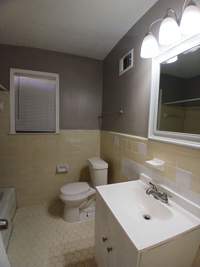 Building Photo - Spacious 4BR/2BA Home with Carport