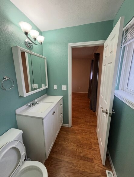 Building Photo - 3227 Lynn Ave