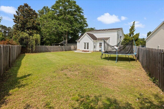 Building Photo - 2044 Shoreline Dr