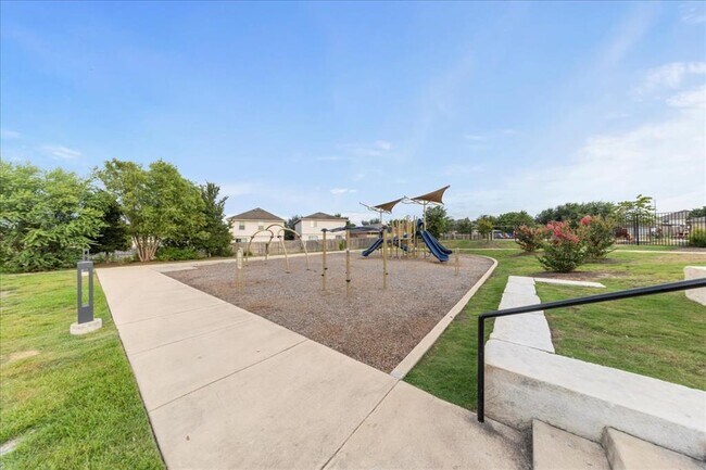 Building Photo - 3200 Egan Dr
