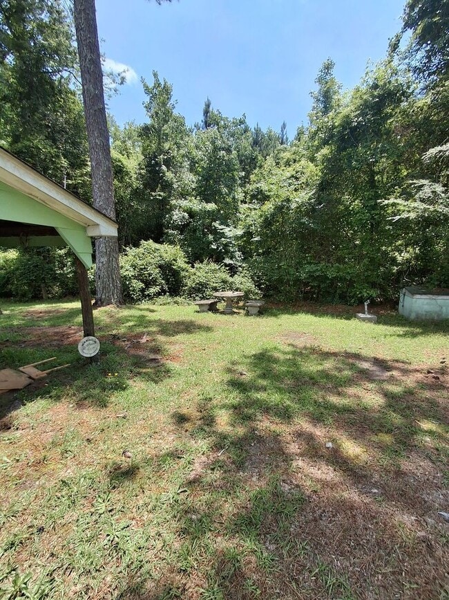 Building Photo - Quiet Country Living