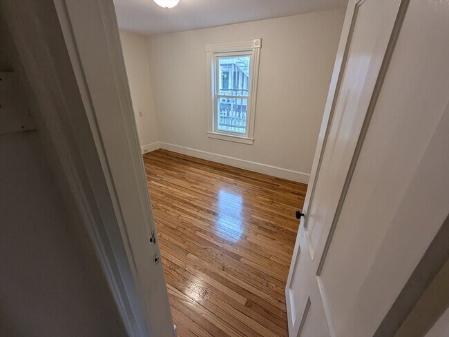 Building Photo - 112 King St