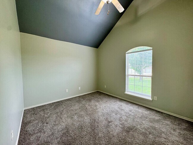 Building Photo - 15705 Creek Heights Dr