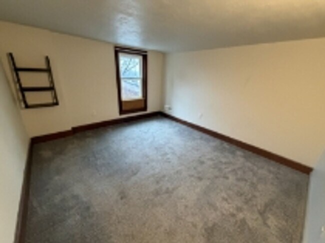 Building Photo - AVAILABLE FOR SHOWING !!! 4BR / 1.5BA.