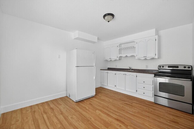 Building Photo - 2-Bedroom 1-Bath Gem- $1300/month!