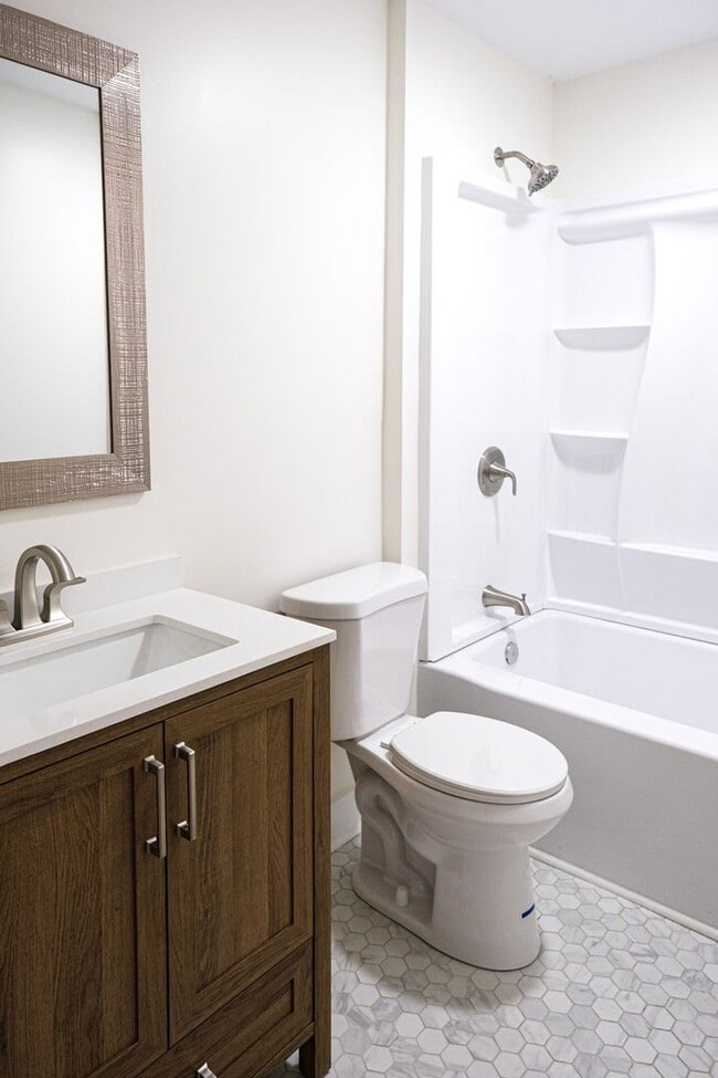 Building Photo - Charming 2BR/1BA Home in the West End Hist...
