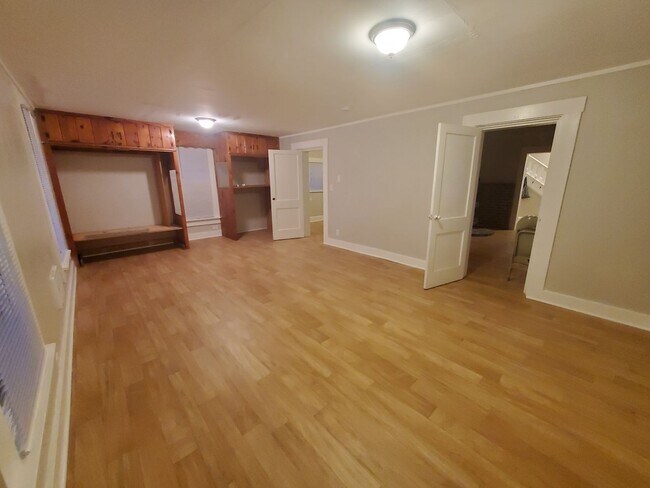 Building Photo - ** Charming 2 Story *Newly Renovated***