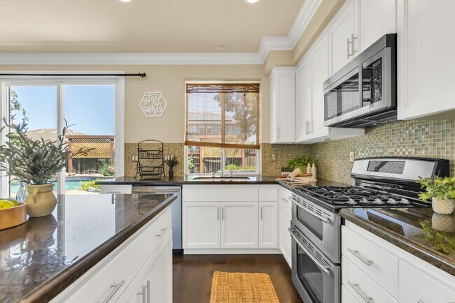 Building Photo - Looks like a model home! 5 Bed 3 Bath Roseville