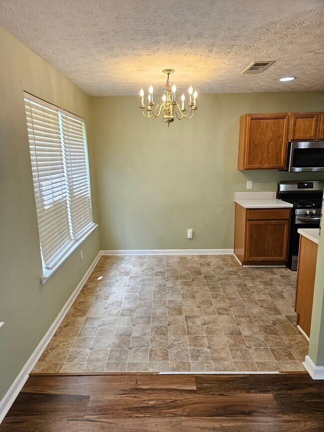Building Photo - Rare 3 bed 2.5 located in the Etowah School District