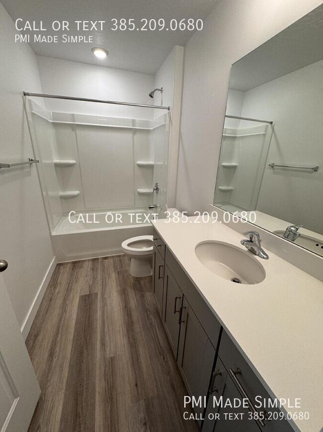 Building Photo - Spacious 3-Bed Townhome with Modern Amenit...