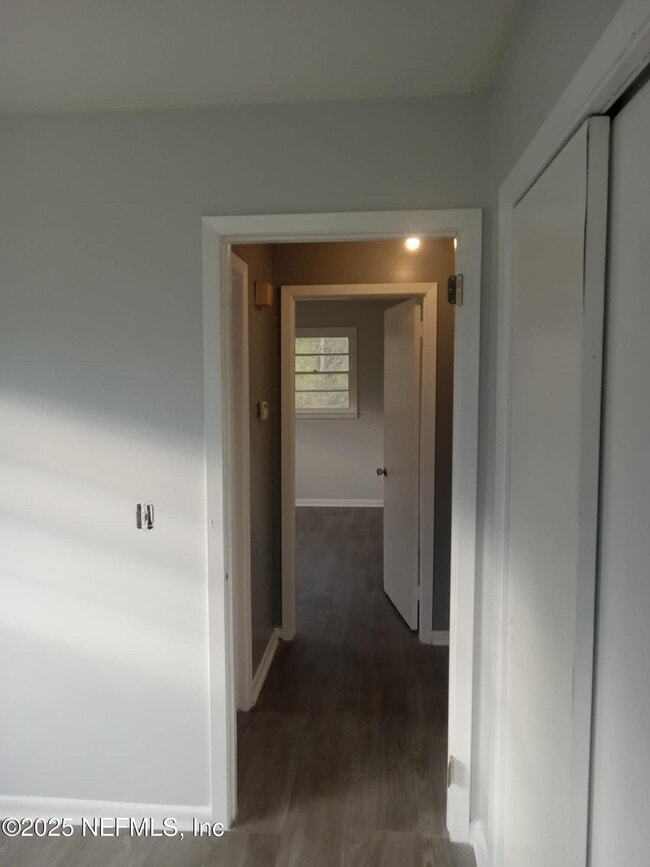 Building Photo - 1568 Hatley St W