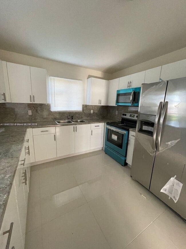 Building Photo - 3 bedroom in Miami FL 33142