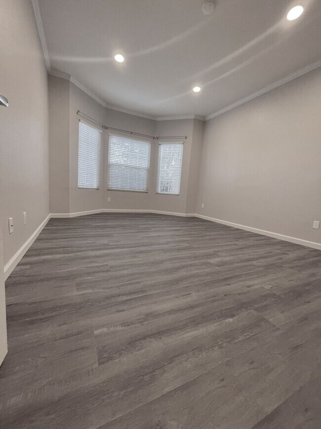 Building Photo - BEAUTIFUL RIVER FRONT CONDO IN THE "RIVER ...