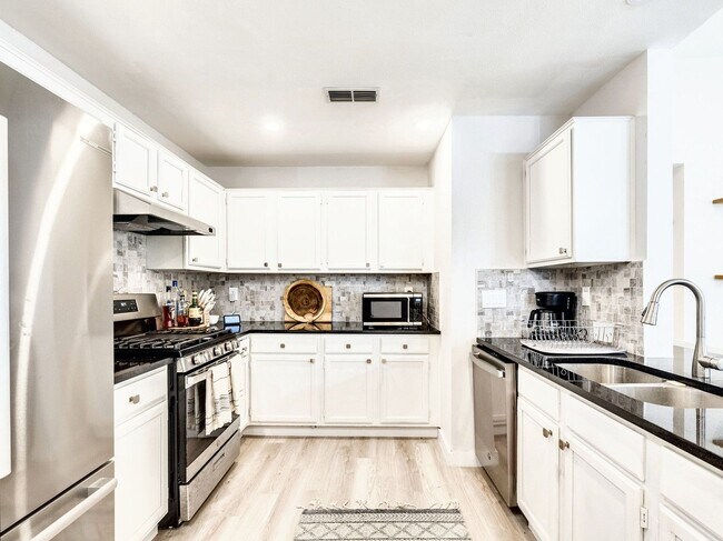 Building Photo - Lovely 3/BR 2.5/BA Modern Home with Premiu...