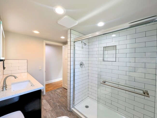 Building Photo - 3bd/.75ba Lynnwood Home