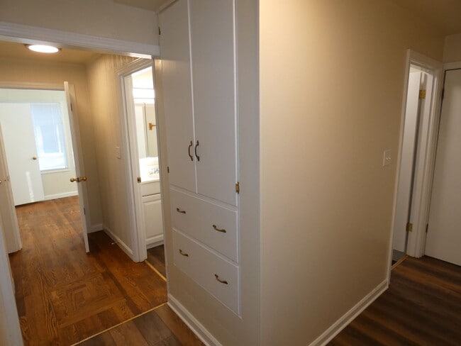 Building Photo - 822 E Seventh - Central Charmer