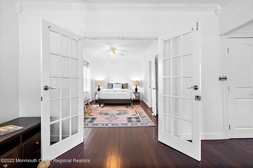 Spacious Master Ensuite with Walk-in Closet - 8 Calvert Ave