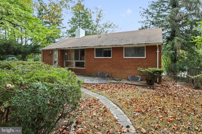 Building Photo - 6048 Rossmore Dr