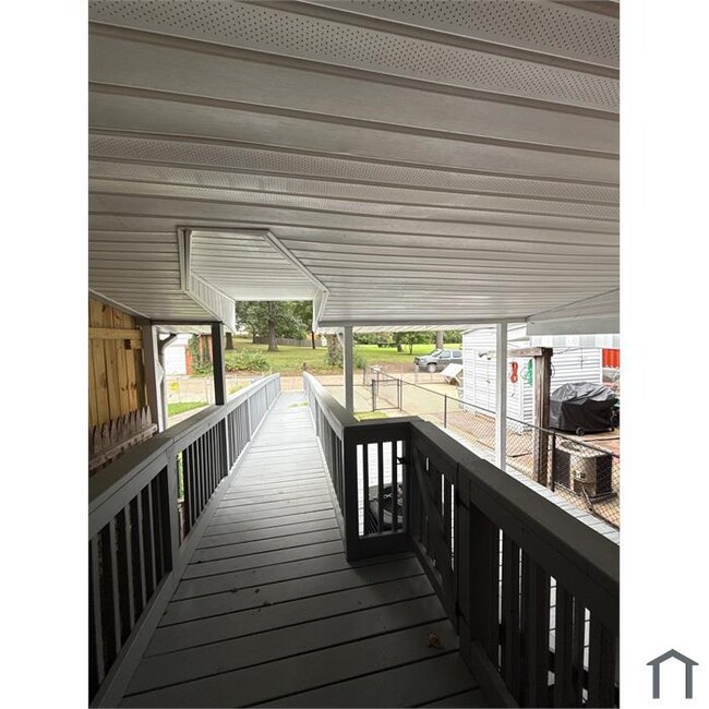 Building Photo - 3 Bedroom Housing Voucher Accepted