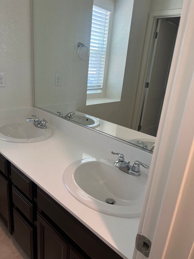 Building Photo - 1095 Wake Forest Ct