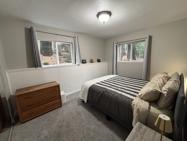 Building Photo - Beautiful, fully remodeled and furnished 1600+sf apartment ready to go!