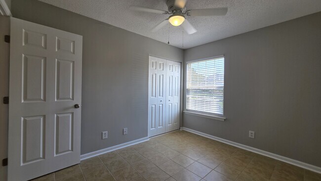 Building Photo - 8642 South Bridge Dr