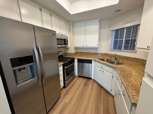 Building Photo - Immaculate 2Bd/2Ba Condo w/Brand New Floor...