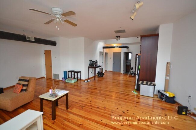 Building Photo - 600 Columbia Rd