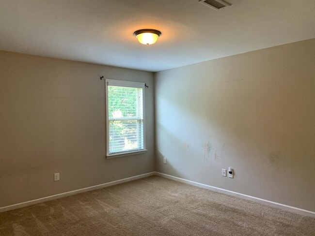 Building Photo - 204 Princess Pl