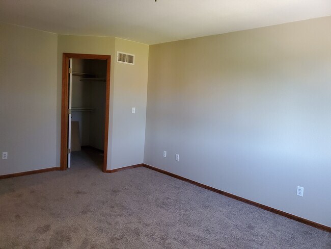 Building Photo - 730 Ponderosa Dr