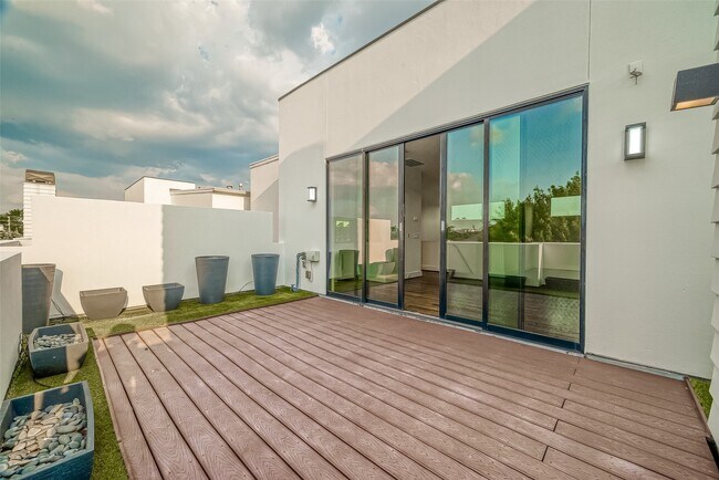 Building Photo - 2114 Potomac Dr