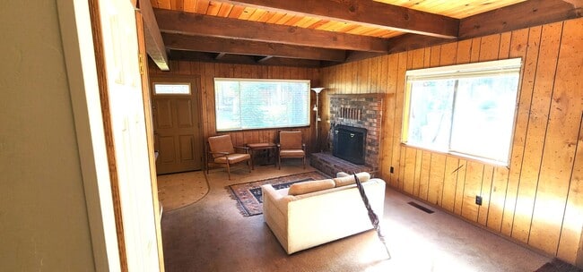 Building Photo - Unfurnished 4 Bed, 2 Bath with Garage.  Amazing Location on Dead-End Street with Forest Access!